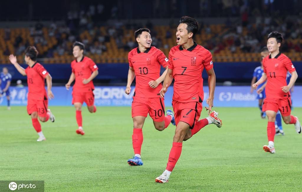 以此同时，拜仁、切尔西、曼联都在关注着迈尼昂。